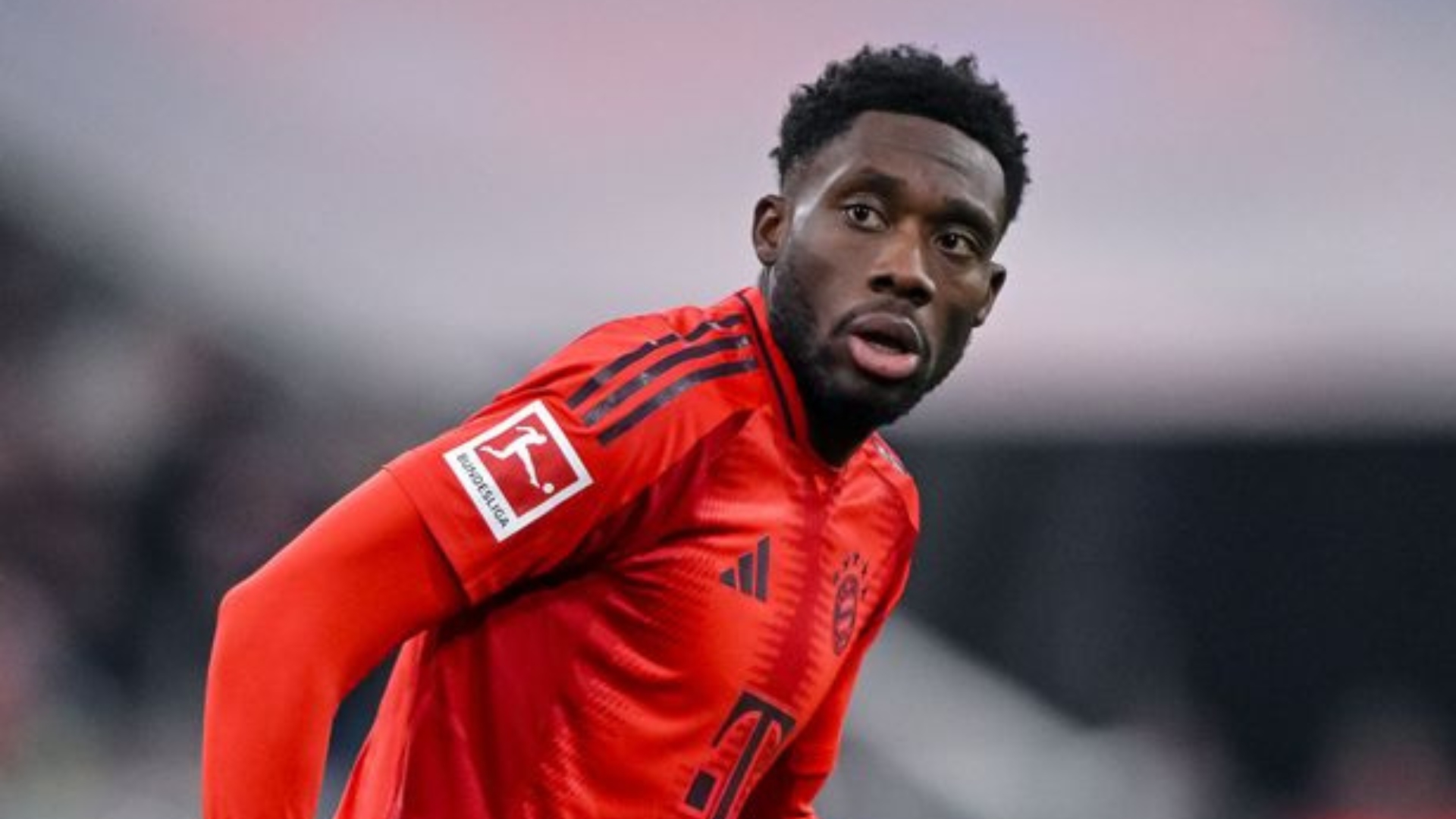 ទីប្រឹក្សាររបស់ Alphonso Davies បន្ដពិភាក្សាជាមួយ Bayern ខណៈដែល Real Madrid កំពុងរង់ចាំ