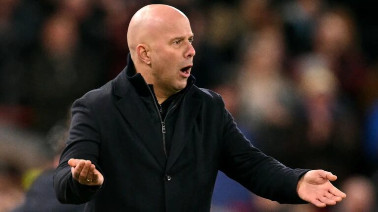 Arne Slot បានឆ្លើយតបទៅនឹងការហ៊ោររបស់អ្នកគាំទ្រនៅ Anfield បន្ទាប់ពី Liverpool ស្មើ 1-1 ដ៏គួរឲ្យខកចិត្តជាមួយ Burnley