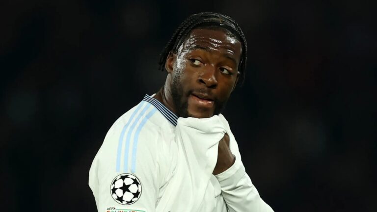 ខ្សែការពារ Chelsea ដែលត្រូវបានបំភ្លេច ត្រូវបាននាំត្រឡប់មកវិញដោយ Liam Rosenior ប៉ុន្តែ Raheem Sterling នៅតែអវត្តមាន