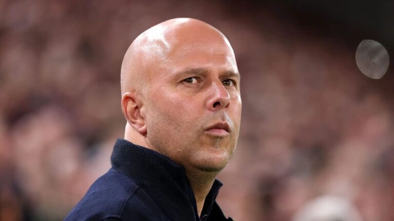 Arne Slot កំពុងរងសម្ពាធខ្លាំងនៅ Liverpool ប៉ុន្តែ Peter Crouch ជឿថា Champions League អាចបម្លែងគាត់អោយក្លាយជាវីរបុរសភ្លាមៗ!