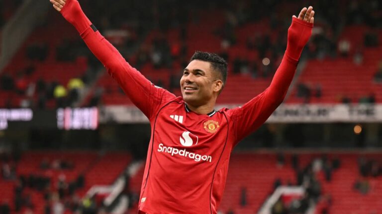 Michael Carrick និយាយអំពីអនាគតរបស់ Casemiro បន្ទាប់ពីអ្នកគាំទ្រ Man Utd អំពាវនាវឱ្យកីឡាករប្រេស៊ីលរូបនេះស្នាក់នៅបន្តទៀត