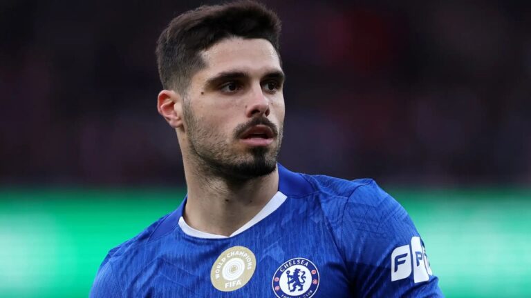 Pedro Neto ខ្សែប្រយុទ្ធស្លាប Chelsea ប្រឈមមុខការដាក់ទណ្ឌកម្មពីរដង ខណៈរូបគេបានបង្ករហេតុការណ៍រុញ ball boy របស់ PSG